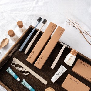 Ensemble de commodités pour hôtels Emballage en papier kraft écologique personnalisé Brosse à dents en bambou Ensemble d'articles de toilette de luxe pour chambres - Product Image 1