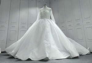 Robe de mariée algérienne traditionnelle à manches longues en dentelle, fournisseur de robes de mariée scintillantes, perlées et scintillantes. - Product Image 2