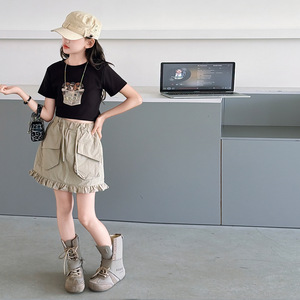 Vêtements pour enfants Filles 2026 Ensemble 2 pièces pour adolescente : T-shirt noir à imprimé chien Pappy à manches courtes + Jupe kaki à volants - Product Image 3