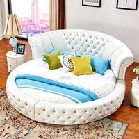 Lit rond king size en cuir blanc de bonne qualité, rembourré, design moderne minimaliste, chambre principale, style hôtel