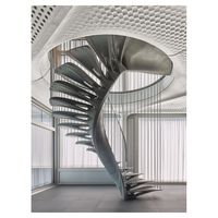 Escalier intérieur courbé Prima avec marches en bois et garde-corps en verre, escalier sur mesure pour villas modernes