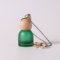 Logo personnalisé vide 10ml bouteille de parfum en verre coloré désodorisant de voiture bouteille diffuseur suspendu avec couvercle en bois
