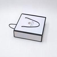Boîte cadeau en carton personnalisée avec logo, poignée et insert découpé pour l'emballage de tasses