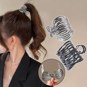Nouveau produit : Pince à cheveux creuse en métal pour queue de cheval haute, style minimaliste, ton froid, pince requin pour femme, fixation quotidienne des coiffures - Product Image 3