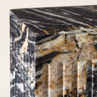 Table d'appoint de luxe en marbre doré cosmique, table cube à socle cannelé en marbre noir, table d'appoint de canapé en pierre de granit titane Matrix