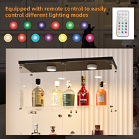 Vitrine en verre d'usine avec éclairage LED de différentes couleurs, serrures de porte, pieds réglables adaptés aux sols inégaux