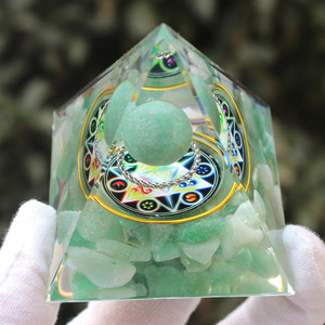 Pyramide en résine époxy avec paillettes de cristal, ornement de bureau, aventurine verte, décoration Feng Shui pour la maison, cadeau - Product Image 3