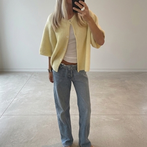 Cardigã Feminino Casual de Tricô Amarelo com Gola Redonda, Manga Curta e Botões, Estilo Cropped Y2K para Primavera/Verão - Product Image 3