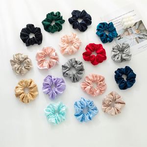 Vente en gros de chouchous élégants géants en satin imitation soie couleur unie noir pour filles - Product Image 1