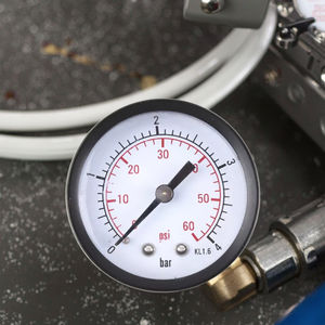 เกจวัดแรงดันแบบท่อ Bourdon คุณภาพสูง ตัวเรือนเหล็กสีดำ เชื่อมต่อด้านหลัง ความแม่นยำ 2.5% ช่วงการวัด 0-60psi ได้รับการรับรองมาตรฐาน ISO.KS สำหรับใช้งานกับอากาศ - Product Image 1