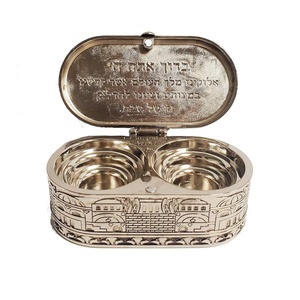 Chandelles de voyage compactes en argent Judaica dans une boîte ovale nickelée avec motif de Jérusalem - Product Image 4