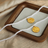 Chic Imitation Perle Collier De Perles Plaqué Or 18k En Acier Inoxydable Reine Portrait Relief Pièce Pendentif Collier colliers femmes