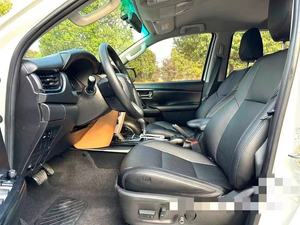 Fortuner 4x4 Diesel 7 <span class=keywords><strong>places</strong></span>, toit ouvrant, système audio premium, excellent état, modèle 2020. - Product Image 5