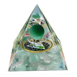 Pyramide en résine époxy avec galets de cristal, ornement de bureau, décoration d'aquarium, anneau en aventurine œil de chat verte, cadeau - Product Image 5