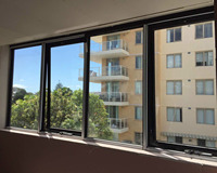 Estándar australiano AS2047 Ventanas de aluminio deslizantes de doble acristalamiento Bobinadora de cadena moderna Toldo vertical Ventana Ventilación de malla para mosquitos