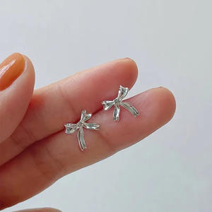 E3865 Orecchini a bottone con fiocco in oro bianco per donna, grazioso regalo di gioielli alla moda - Product Image 4