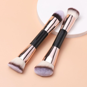 Pinceau de maquillage professionnel à double tête, format voyage, poils synthétiques doux de qualité supérieure, végan, pour poudre et anticernes, avec manche en bois - Product Image 1
