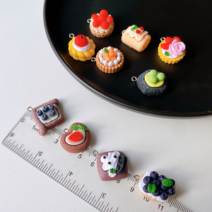 แกลเลอรีเสน่ห์ของหวานขนาดเล็ก | 3D เรซิ่นเค้กสตรอเบอร์รี่ทาร์ตคัพเค้กโดนัทจี้สำหรับทำเครื่องประดับแบบทำมือ - Product Image 2