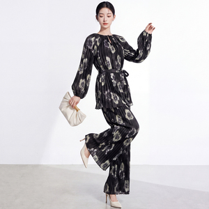 Ensemble deux pièces pour femme, style décontracté et professionnel, comprenant un manteau plissé uni en maille et un pantalon droit longueur cheville, respirant - Product Image 3