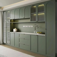 Buffet arqué vert sauge style crème français avec verre cannelé pour salon, équipé de lumières LED et de charnières à fermeture douce