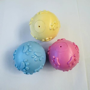 Köpek Çiğneme Oyuncağı Floresan Sarı Ayak İzi Desenli 6cm Köpek Oyuncak Topu Köpek Ses Çıkaran Oyuncak - Product Image 1