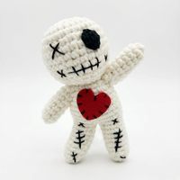 Poupée fantôme grise au crochet faite à la main, fantôme tricoté avec grimace et cœur, décoration d'Halloween, jouet fantôme en peluche, cadeau unisexe
