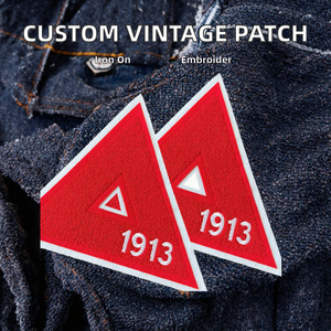 Casquettes personnalisées en gros avec logo sur mesure, style vintage, pour hommes, à profil bas, avec patch brodé en toile thermocollant, panneau rouge et blanc, en tissu pelucheux - Product Image 2