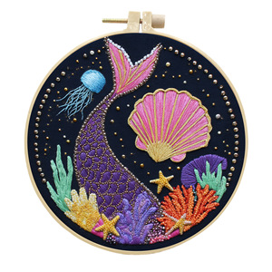 Kit de broderie DIY Queue de Sirène avec cerceaux à broder, fils, aiguille à poinçon et point de croix - Product Image 3