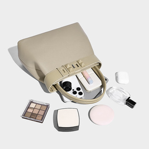 Sac fourre-tout élégant et sophistiqué pour femme, nouvelle collection, couleur unie, polyester, spacieux, pour les trajets quotidiens, à porter à l'épaule ou en bandoulière - Product Image 4