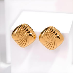 Elegantes pendientes cuadrados en tonos dorados, tachuelas geométricas texturizadas, joyería de moda Ideal para regalo de mujer - Product Image 3