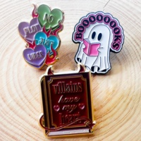 Épingle en émail personnalisé Épingle en émail souple Dessin animé en alliage de zinc plaqué or Insigne en métal Fabricant de logos Impression UV Épinglette dure d'Anime mignon
