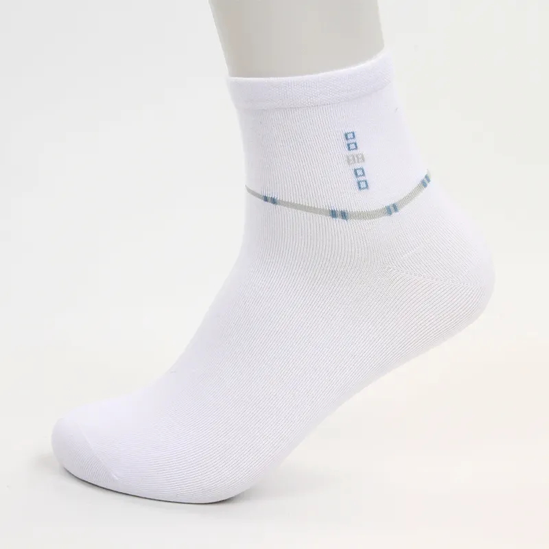 Çin'de toptan katı saf renk beyaz erkek ekip çeyrek pamuklu erkek çorabı üreticisi