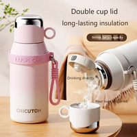 Bouteille d'eau portable élégante en acier inoxydable avec sangle de transport et couvercle, idéale comme récipient à eau.