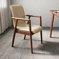 Fauteuil de salle à manger BST Mid Century en noyer avec dossier et assise rembourrés en cuir cognac pour restaurant et hôtel