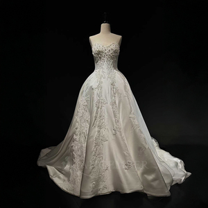 Vestido de Novia Moderno NT65 sin Tirantes con Encaje Bordado, Flores, Apliques de Cristal y Cola Larga Tipo Capilla - Product Image 1