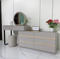 Ensemble coiffeuse moderne en bois blanc avec éclairage, tiroirs de rangement irréguliers et chaise de maquillage pour salle de bain, chambre et maison