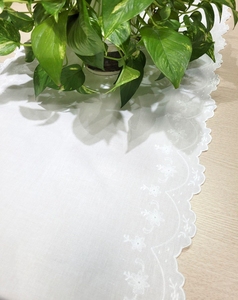 Caminos de Mesa Blancos de Algodón Hechos a Mano al por Mayor con Bordado de Diseño Floral Personalizado para el Hogar o Fiestas en Hoteles - Product Image 3