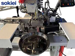 Máquina <span class=keywords><strong>de</strong></span> coser industrial programable Sokiei <span class=keywords><strong>de</strong></span> cama plana para dobladillos <span class=keywords><strong>de</strong></span> ropa interior, triple aguja, puntada interlock, con rodamientos - Product Image 5