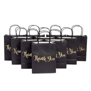 Sacs cadeaux en papier cartonné noir avec estampage dorée à chaud - Product Image 2