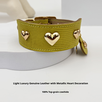 Collier pour chien en cuir de vachette large, texture lézard, avec clous en forme de cœur dorés romantiques et breloque assortie, de la collection Designer Boutique