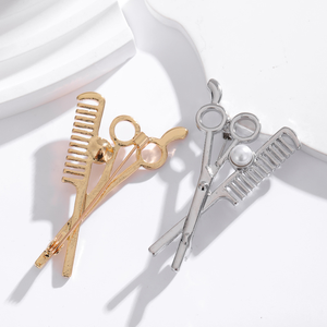 Vente chaude peigne en forme de ciseaux outils de <span class=keywords><strong>coupe</strong></span> de cheveux broche ciseaux peigne personnalisé femmes broche perle alliage barbier Badge - Product Image 5