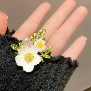 Bros hijau trendi penjualan laris bros elegan Daisy tanaman wanita perhiasan pin bros bunga Retro artistik