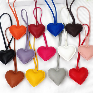 Bolso <span class=keywords><strong>de</strong></span> cuero <span class=keywords><strong>de</strong></span> dibujos animados colgante llavero elegante corazón encanto para mochila y bolso decoración bolsa promocional Accesorios - Product Image 4
