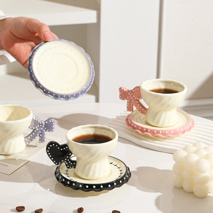 Nuova Tazza da Caffè in Ceramica <span class=keywords><strong>a</strong></span> <span class=keywords><strong>Forma</strong></span> <span class=keywords><strong>di</strong></span> <span class=keywords><strong>Cuore</strong></span> con Piattino e Design <span class=keywords><strong>a</strong></span> Fiocco, Set da Caffè Moderno e Minimalista per Uso Domestico - Product Image 4