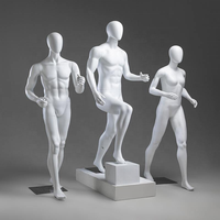 Mannequin de sport d'extérieur, mannequin de randonnée pleine grandeur, mannequin de montagne mat, mannequin homme/femme pour l'affichage de vestes et manteaux