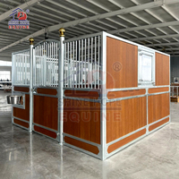 Façade de box pour chevaux en acier soudé robuste à bords arrondis