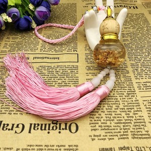 Pendentif de voiture en verre en forme de gourde Lanka Jewelry avec feuille d'or et doubles pompons pour la décoration intérieure - Product Image 3
