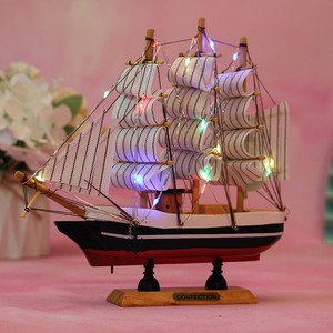 Modelo de velero Yu Mo con luces que cambian de color para decoración de escritorio en el hogar - Product Image 1