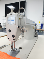 Machine à coudre industrielle à point droit Jukis 8100E d'occasion en bon état