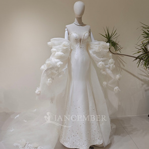 Vestidos de Novia Modernos LY150 con Encaje, Cristales y Bordados, Estilo Sirena con Cola de Capilla - Product Image 1